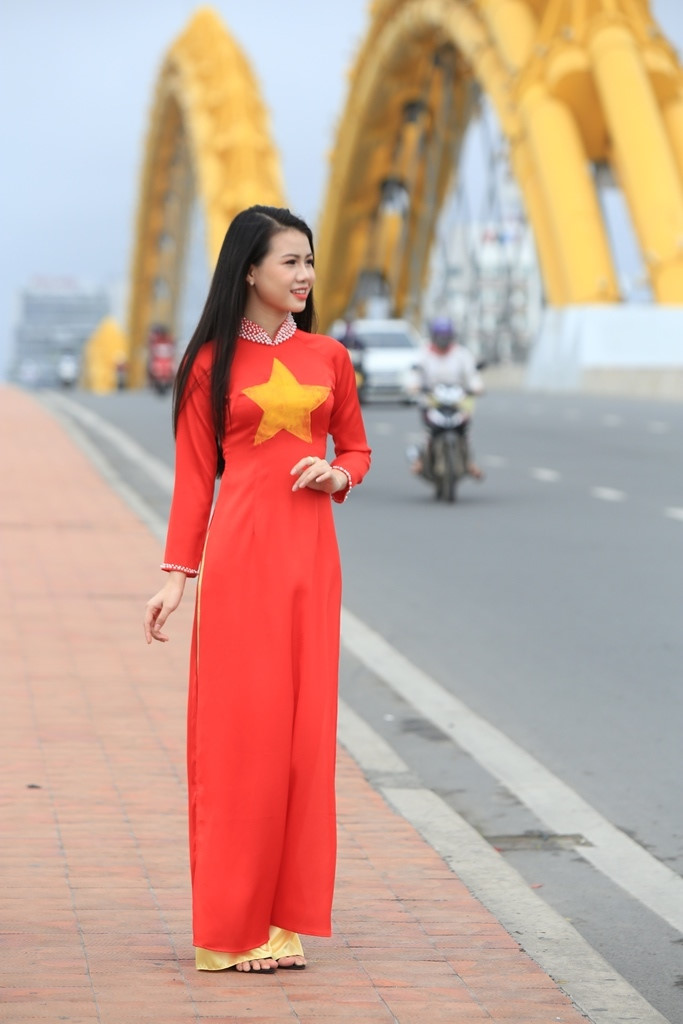 Thiếu nữ rực rỡ áo dài đỏ trên cầu Rồng - Đà Nẵng