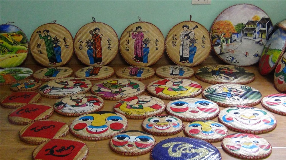 Tranh dân gian trên mẹt là một trong những sản phẩm nghệ thuật truyền thống đặc sắc của dân tộc Việt. Hãy đón xem những hình ảnh liên quan để khám phá vẻ đẹp tuyệt vời và giá trị văn hóa lớn của tranh dân gian Việt Nam.