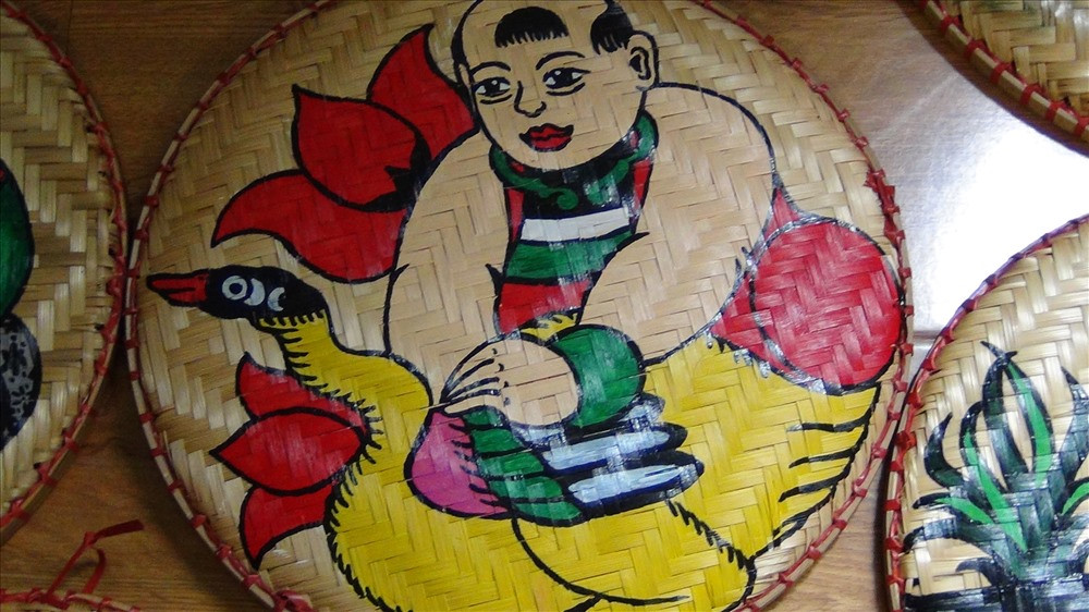 Độc đáo tranh dân gian trên “mẹt”: Lấy truyền thống thể hiện cổ truyền Độc Đáo Tranh Dân Gian Trên “Mẹt”: Lấy Truyền Thống Thể Hiện Cổ Truyền