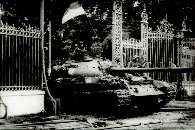 Xe tăng quân giải phóng: Xe tăng quân giải phóng đã góp phần quan trọng trong cuộc chiến giành độc lập, tự do của dân tộc. Khám phá hình ảnh chiến thắng của những chiếc xe tăng này và cảm nhận sức mạnh và bản lĩnh của quân đội Việt Nam.