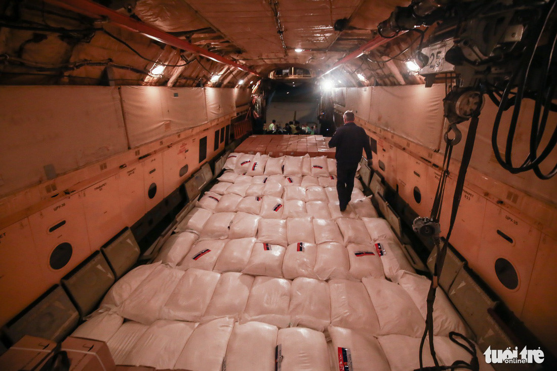 40 tấn hàng cứu trợ của Nga đã đến Cam Ranh - Ảnh 5.