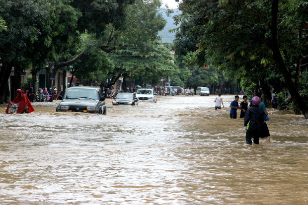 Mưa lớn khiến cho mực nước trên sông Lô dâng cao ngập tuyến đường Lý Thường Kiệt và nhiều nhà dân thuộc tổ 3, 4 phường Ngọc Hà, T.p Hà Giang.