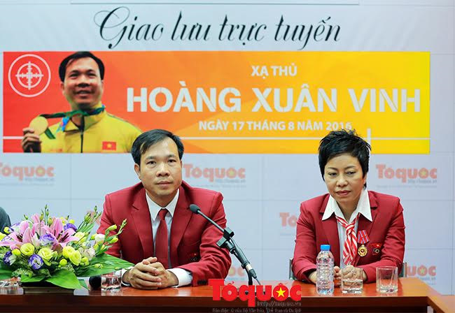 Xạ thủ Hoàng Xuân Vinh và HLV Nguyễn Thị Nhung gửi lời chúc Báo điện tử Tổ Quốc