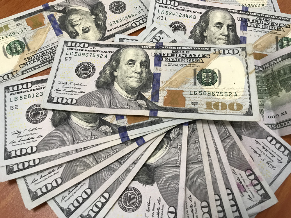 Background tiền đô la Mỹ không chỉ là một hình ảnh đẹp mà nó còn là một biểu tượng quan trọng cho nền kinh tế và văn hóa của Mỹ. Hãy chiêm ngưỡng thiết kế đầy tinh tế trên nền xanh, trắng và đỏ của nó. Đây chắc chắn sẽ là một bức hình đẹp và lôi cuốn cho bạn.