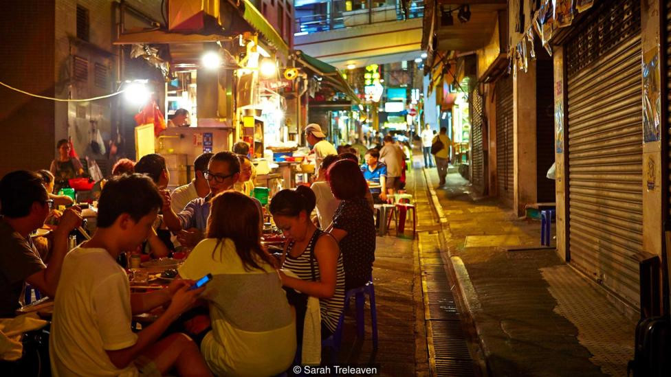 Món ăn đường phố Hồng Kông: Trải nghiệm văn hóa ẩm thực đường phố Hồng Kông ngay tại nhà với những món ngon đầy màu sắc và hương vị đặc trưng, như bánh xèo, bánh mì thịt nướng, dimsum…Còn gì tuyệt hơn khi được nhâm nhi món ngon này trong bầu không khí riêng biệt của thành phố xì-tin đầy sôi động.