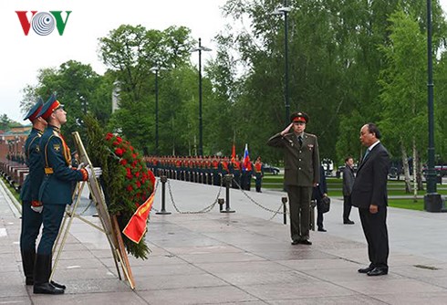 thủ tướng nguyễn xuân phúc vào lăng viếng lenin hình 1 thu tuong nguyen xuan phuc vao lang vieng lenin hinh 1