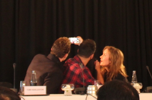<br />
Nữ diễn viên chính Brie Larson, nam diễn viên Tom Hiddleston cùng đạo diễn Jordan Vogt-Roberts chụp ảnh selfie ngay khi vừa ngồi vào ghế họp báo<br />
