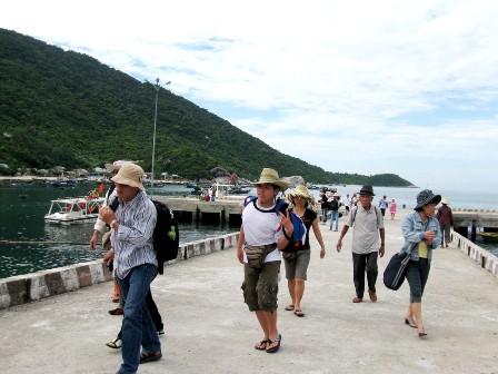 Hơn 1.100 du khách bị mắc kẹt ở Cù Lao Chàm không thể vào đất liền do biển động. (Ảnh minh họa)