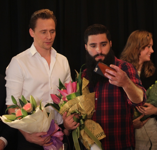 <br />
Đạo diễn Jordan Vogt Robert và diễn viên Tom Hiddleston tiếp tục chụp ảnh selfie sau khi nhận hoa<br />
