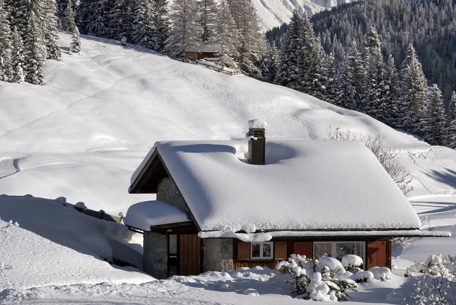 Một mái nhà ở Thụy Sĩ được phủ kín bởi một màu trắng của tuyết