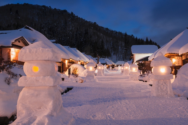 Buổi tối yên bình trong tuyết trắng của một ngôi làng tại Nhật Bản