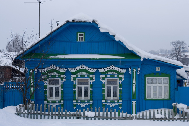 Ngôi nhà màu xanh rực rỡ ở xứ sở Bạch Dương dường như lung linh hơn với sắc trắng của tuyết
