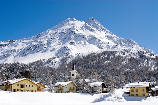 Những ngôi nhà đầy màu sắc nằm dưới chân núi ở Thụy Sĩ