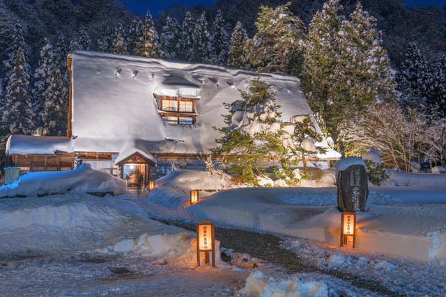 Khi màn đêm buông xuống cũng là lúc căn nhà nhỏ nhắn ở Nhật Bản trở nên lung linh với sự trợ giúp của các ngọn đèn