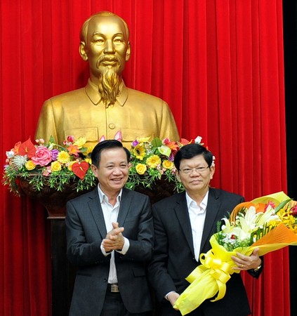 Bí thư Thành ủy Đà Nẵng – ông Trần Thọ (trái) - tặng hoa chúc mừng ông Võ Công Trí