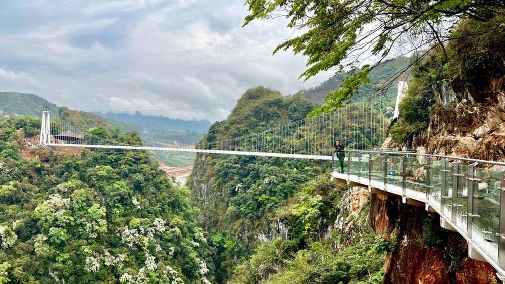 Vượt mặt Trung Quốc, Việt Nam xây cầu kính đi bộ dài nhất thế giới - Ảnh 1.