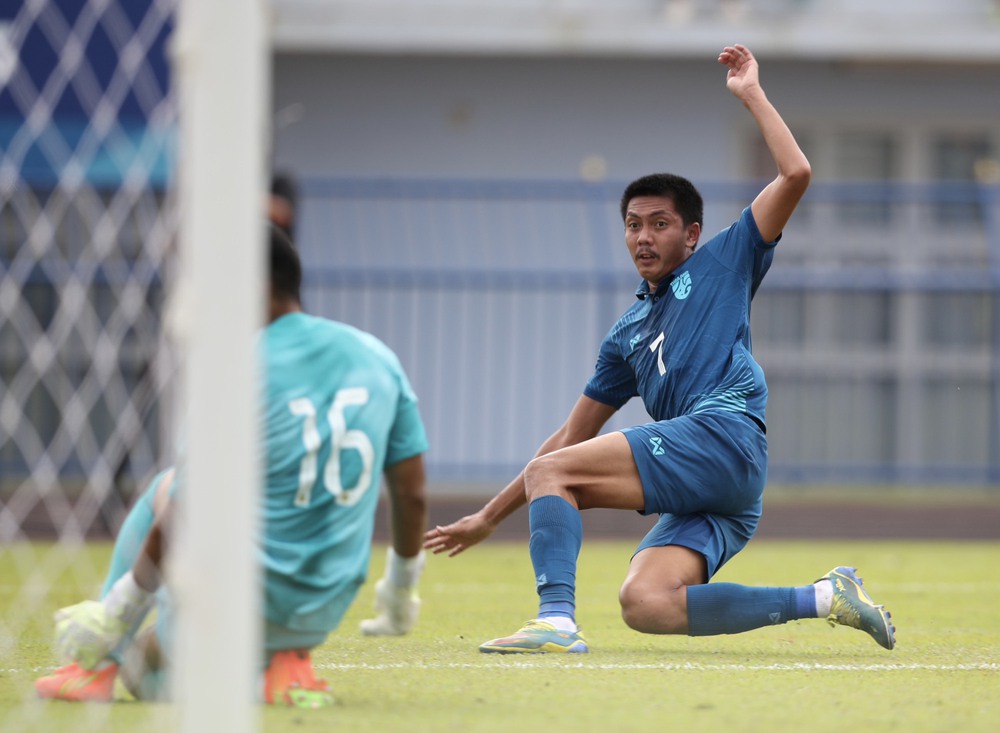 Lực bất tòng tâm trước đối thủ, U23 Thái Lan thắng nghẹt thở trên chấm 11m để đoạt hạng ba - Ảnh 1.