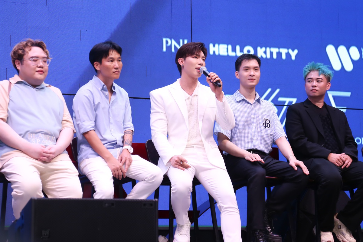 Quản lý Erik chia sẻ: "Chúng tôi cãi nhau nhiều không đếm xuể. Đến lúc đủ lông đủ cánh, bạn hoàn toàn có thể vui vẻ tự lập!" - Ảnh 2.