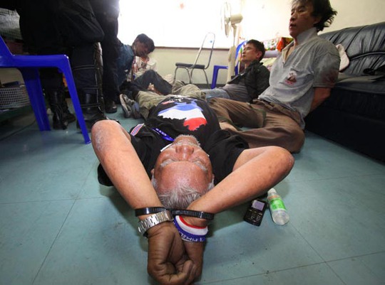 <br />
Người biểu tình bị bắt hôm 26-12. Ảnh: BANGKOK POST