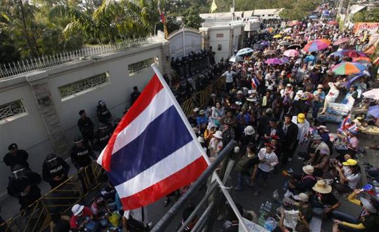 <br />
Người biểu tình tụ tập bên ngoài ngôi nhà Thủ tướng Yingluck Shinawatra hôm 26-12. Ảnh: Reuters