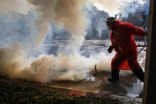 <br />
Mù mịt hơi cay ở sân vận động Thái - Nhật. Ảnh: REUTERS