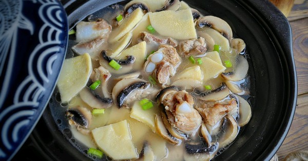Canh sườn nấu măng nấm - món ngon cho bữa cơm ngày hè