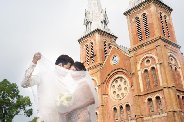 Sao Việt chụp ảnh cưới phản cảm bị đánh giá là “rẻ tiền” - Ảnh 1.