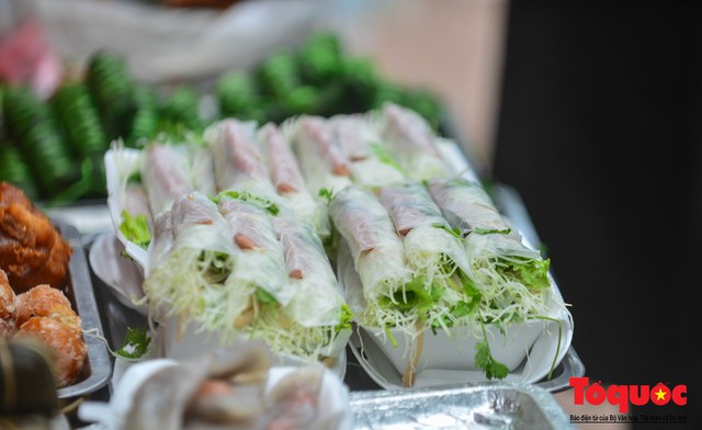 Hàng trăm người xếp hàng thưởng thức ẩm thực Hà Nội vang bóng một thời - Ảnh 14.