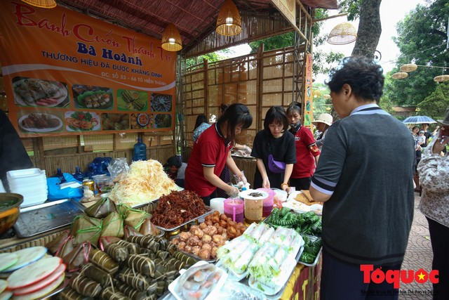 Hàng trăm người xếp hàng thưởng thức ẩm thực Hà Nội vang bóng một thời - Ảnh 4.