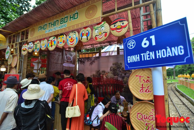 Hàng trăm người xếp hàng thưởng thức ẩm thực Hà Nội vang bóng một thời - Ảnh 1.