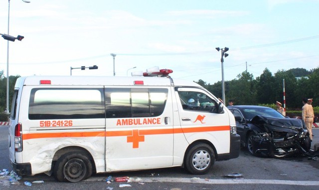 Nữ y tá rơi xuống đường sau tai nạn giữa xe cứu thương và “xế hộp” - Ảnh 2.