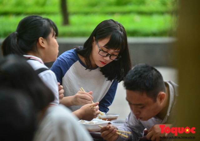 Hàng trăm người xếp hàng thưởng thức ẩm thực Hà Nội vang bóng một thời - Ảnh 8.