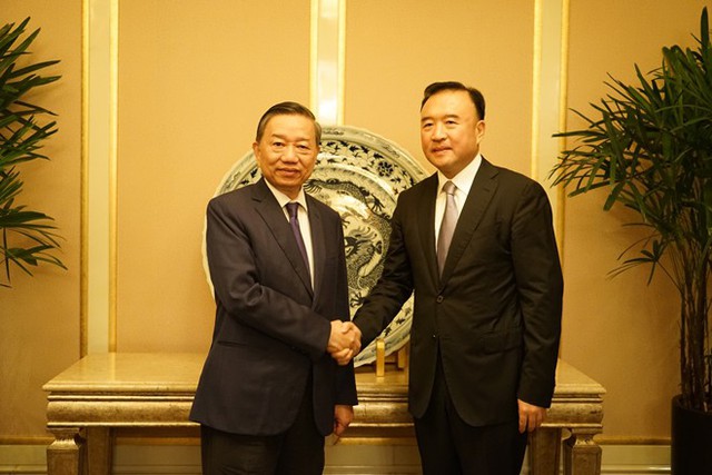 Thượng tướng Tô Lâm làm việc với Phó Chủ tịch UBND, kiêm Giám đốc Công an tỉnh Liêu Ninh - Ảnh 1.