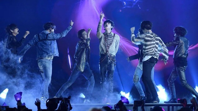 Fan BTS náo loạn với bìa tạp chí TIME in hình 7 thành viên cực cool, ngầu - Ảnh 1.