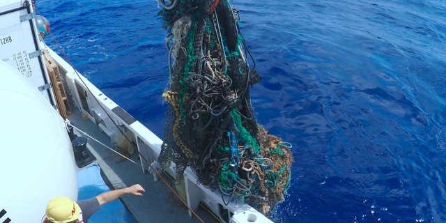 Tranh cãi quanh đường ống cứu thế, dọn sạch 90% rác thải nhựa đại dương - Ảnh 2.