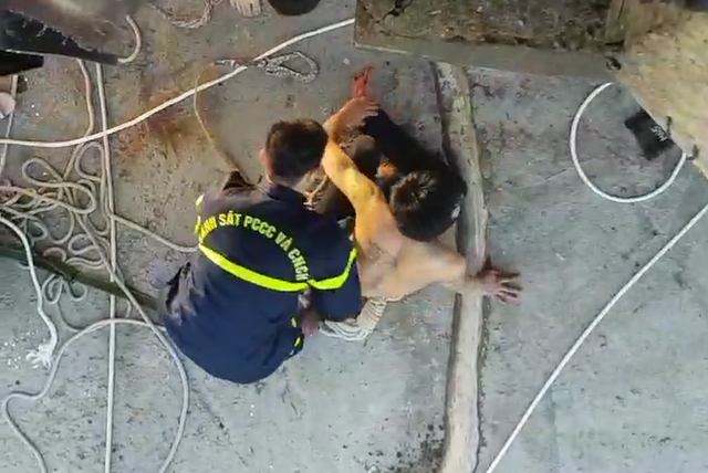 Đà Nẵng: Nghẹt thở giải cứu thanh niên có biểu hiện ngáo đá cố thủ trên dây cáp cầu Thuận Phước - Ảnh 2.