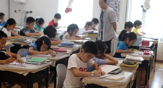 Chiến tranh thương mại: Gánh nặng kinh tế cha mẹ Trung Quốc lo trả phí học con cái - Ảnh 1.