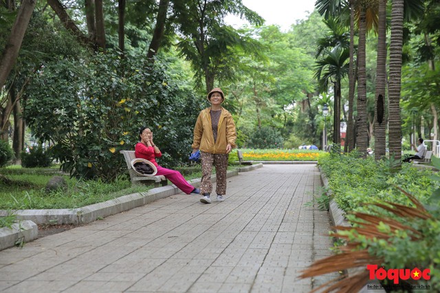Hà Nội: Xuất hiện nhiều kim tiêm rơi vãi tại vườn hoa Nguyễn Trãi, Hà Đông  - Ảnh 2.