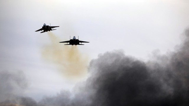 Nóng: Dải Gaza “tê liệt” trước đòn không kích ném bom của Israel - Ảnh 1.