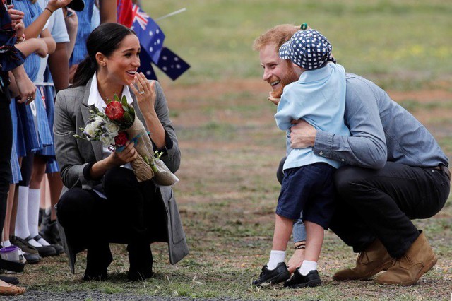 Nhìn những bức ảnh này, thấy Hoàng tử Harry và Công nương Meghan đã sẵn sàng có em bé lắm rồi - Ảnh 1.