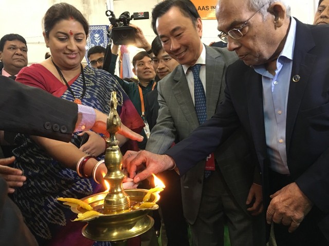 Việt Nam gây ấn tượng tại Hội chợ Quốc tế Lụa tại Ấn Độ - Ảnh 1.
