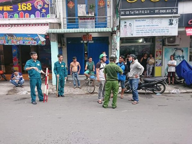 Đối tượng cướp giật cầm mảnh kính vỡ cố thủ trong tiệm bắn cá ở Sài Gòn - Ảnh 2.