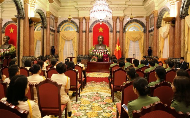 Quyền Chủ tịch nước Đặng Thị Ngọc Thịnh gặp mặt đại biểu Phụ nữ Công an tiêu biểu năm 2017 - Ảnh 3.