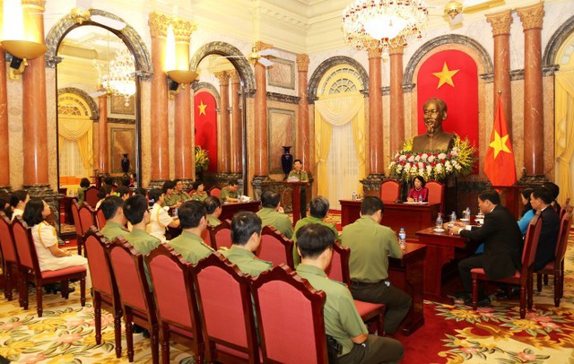 Quyền Chủ tịch nước Đặng Thị Ngọc Thịnh gặp mặt đại biểu Phụ nữ Công an tiêu biểu năm 2017 - Ảnh 5.