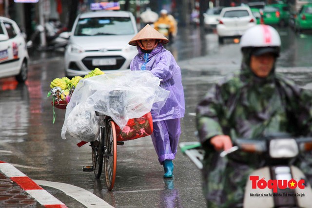 Dự báo thời tiết ngày 18/10: Miền Bắc có mưa rét, nhiệt độ Hà Nội thấp nhất 19 độ - Ảnh 1.