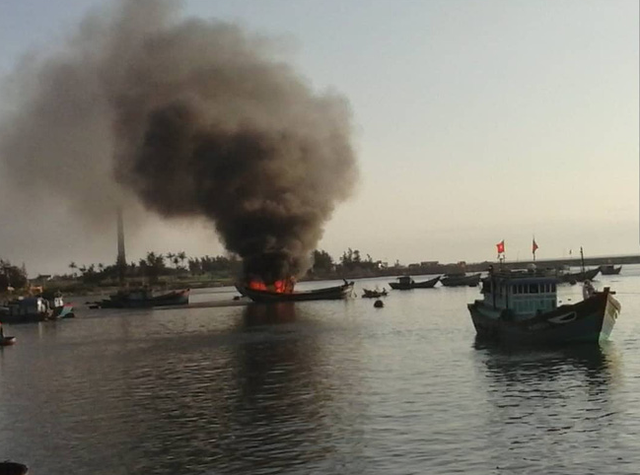 Cháy nổ tàu cá kinh hoàng ở Lý Sơn khiến 10 ngư dân thương vong - Ảnh 1.