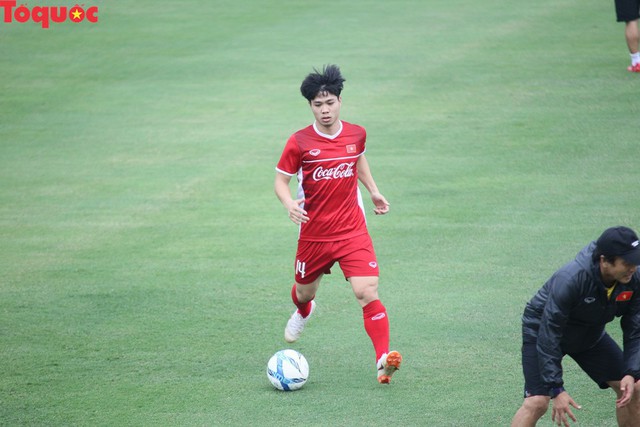 Đội tuyển Việt Nam ngược dòng đánh bại Seoul FC, Công Phượng trở thành ngôi sao sáng - Ảnh 1.