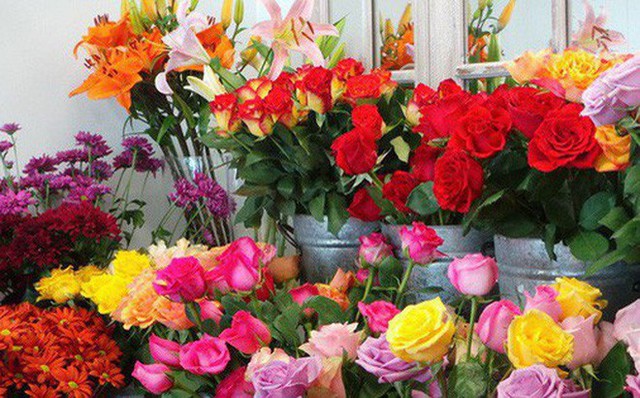 Cận 20/10, hoa tươi tăng chóng mặt giá gấp 2-3 lần ngày thường nhưng vẫn cháy hàng - Ảnh 1.