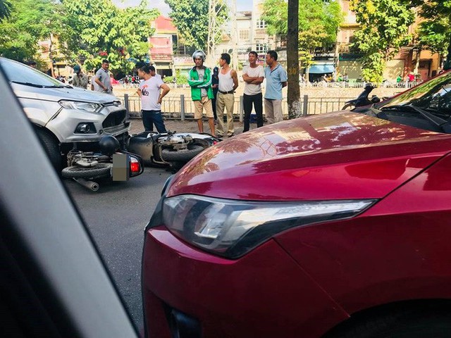 Vụ tai nạn liên hoàn ở Hà Nội khiến mạng xã hội sôi sục cuối giờ chiều chủ nhật - Ảnh 1.