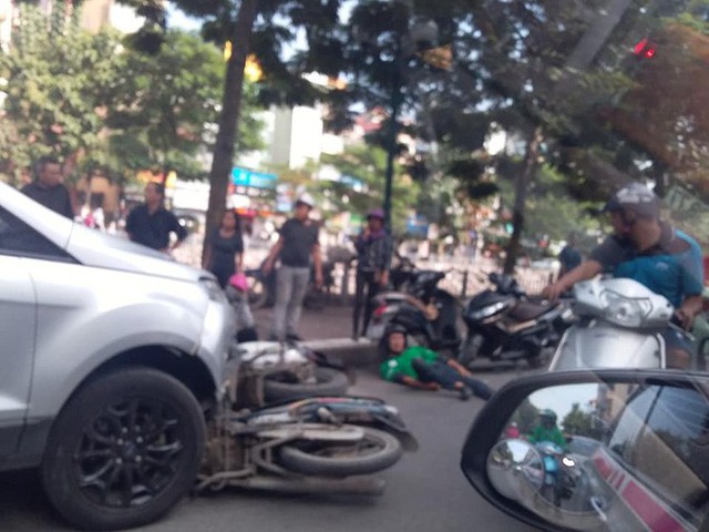 Vụ tai nạn liên hoàn ở Hà Nội khiến mạng xã hội sôi sục cuối giờ chiều chủ nhật - Ảnh 4.